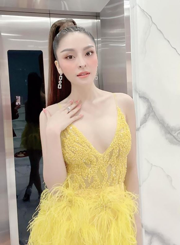 Khán giả show hội chợ kéo đến nườm nượp vì dàn mỹ nhân gợi cảm 9