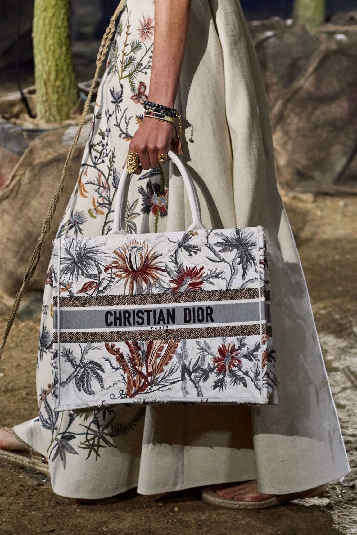 8 chiếc túi tote cho tín đồ thời trang mê đựng cả thế giới - 4