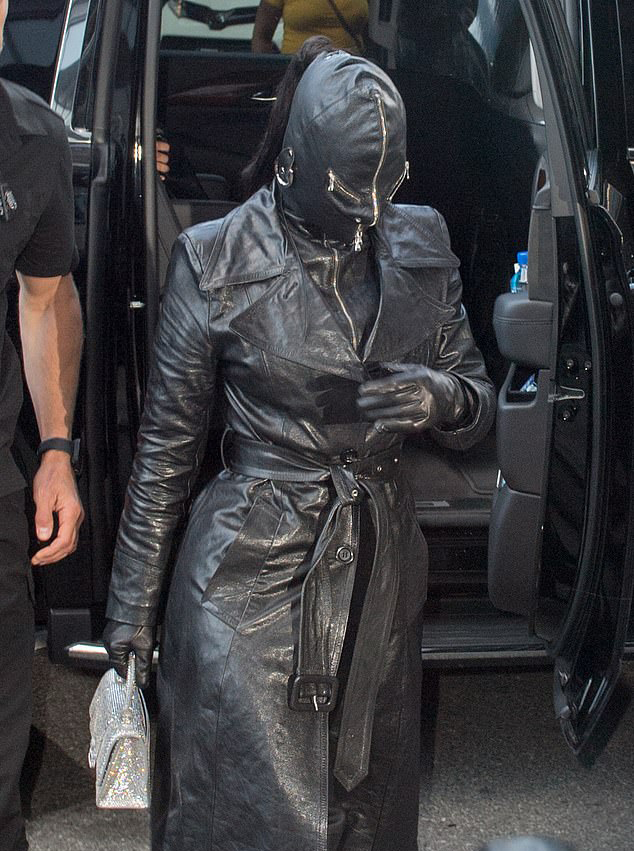 Kim Kardashian gây sốc khi đeo mặt nạ kín bưng tham gia tiệc sau show thời trang - 6