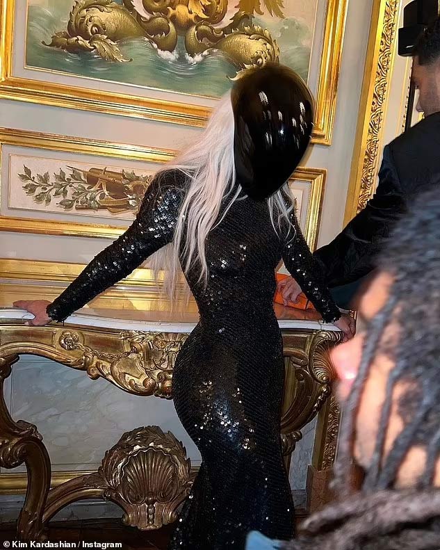 Kim Kardashian gây sốc khi đeo mặt nạ kín bưng tham gia tiệc sau show thời trang - 4