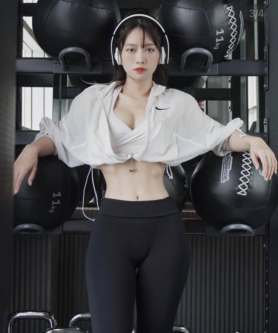 &#34;Nữ thần phòng gym&#34; Lê Bống bị chê mặc quần tập gym kém duyên - 3