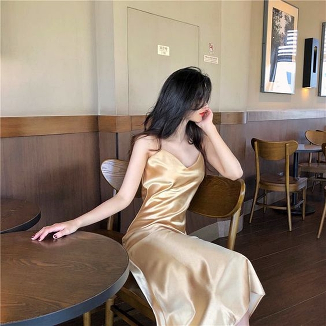 Thiếu nữ châu Á mặc kiểu váy 