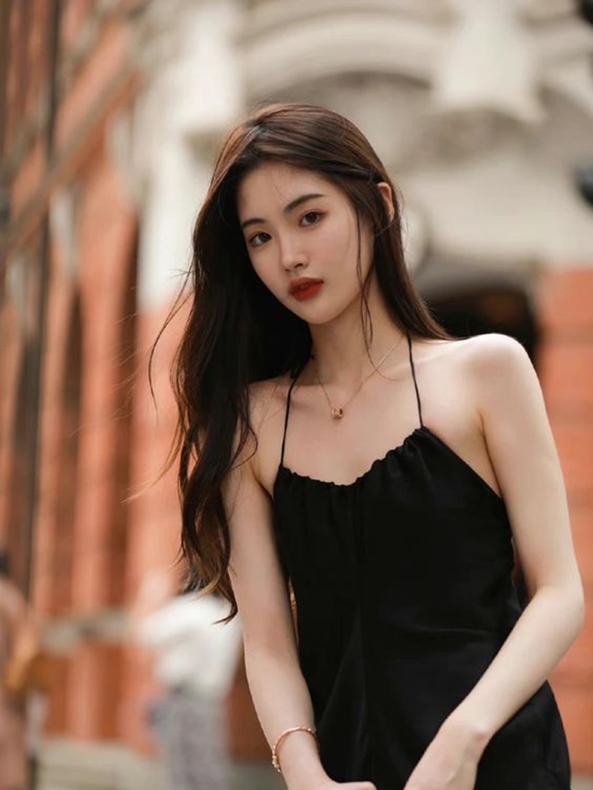 Thiếu nữ châu Á mặc kiểu váy 