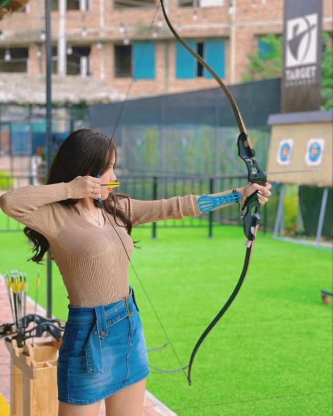 Hoàng Thùy Linh đi đầu phong trào mặc gợi cảm đi bắn cung, ai ngắm cũng ngất ngây 16
