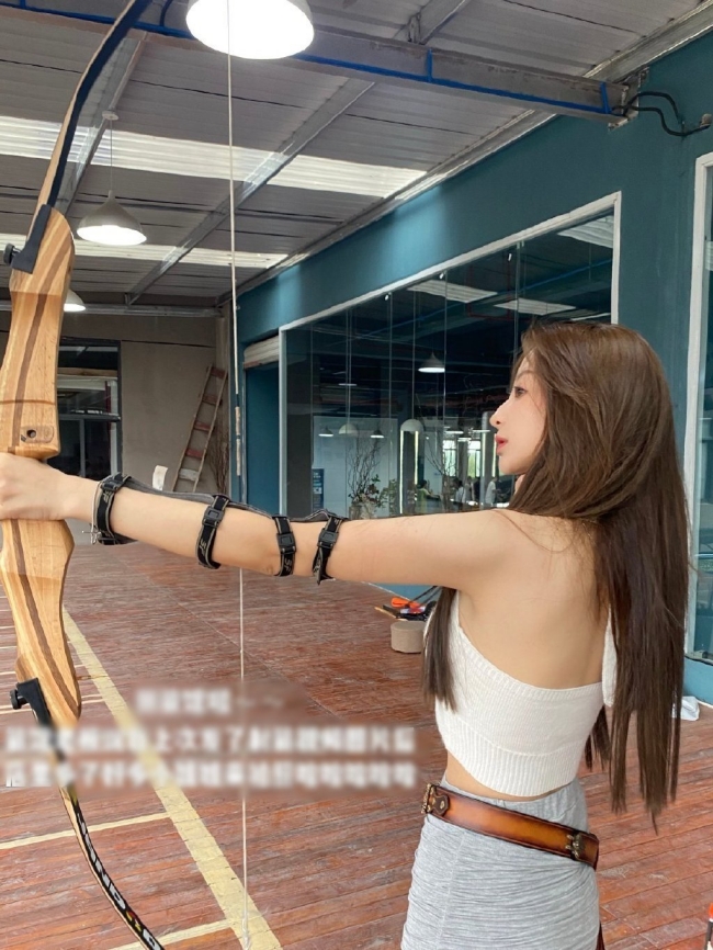 Hoàng Thùy Linh đi đầu phong trào mặc gợi cảm đi bắn cung, ai ngắm cũng ngất ngây 13