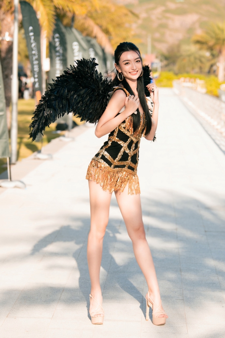 Thí sinh Hoa hậu Thế giới Việt Nam mặc bikini diễu hành trên phố gây tranh cãi trái chiều 10
