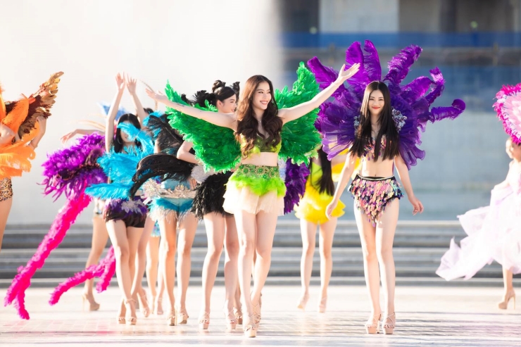 Thí sinh Hoa hậu Thế giới Việt Nam mặc bikini diễu hành trên phố gây tranh cãi trái chiều 13