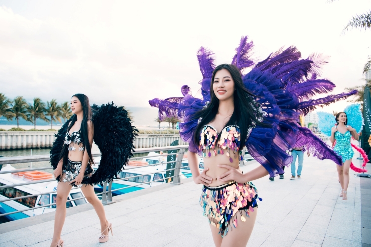Thí sinh Hoa hậu Thế giới Việt Nam mặc bikini diễu hành trên phố gây tranh cãi trái chiều 5