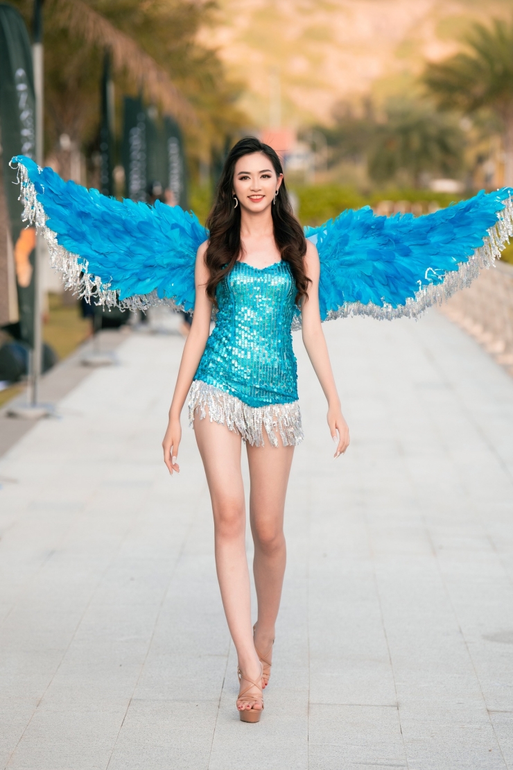 Thí sinh Hoa hậu Thế giới Việt Nam mặc bikini diễu hành trên phố gây tranh cãi trái chiều 9