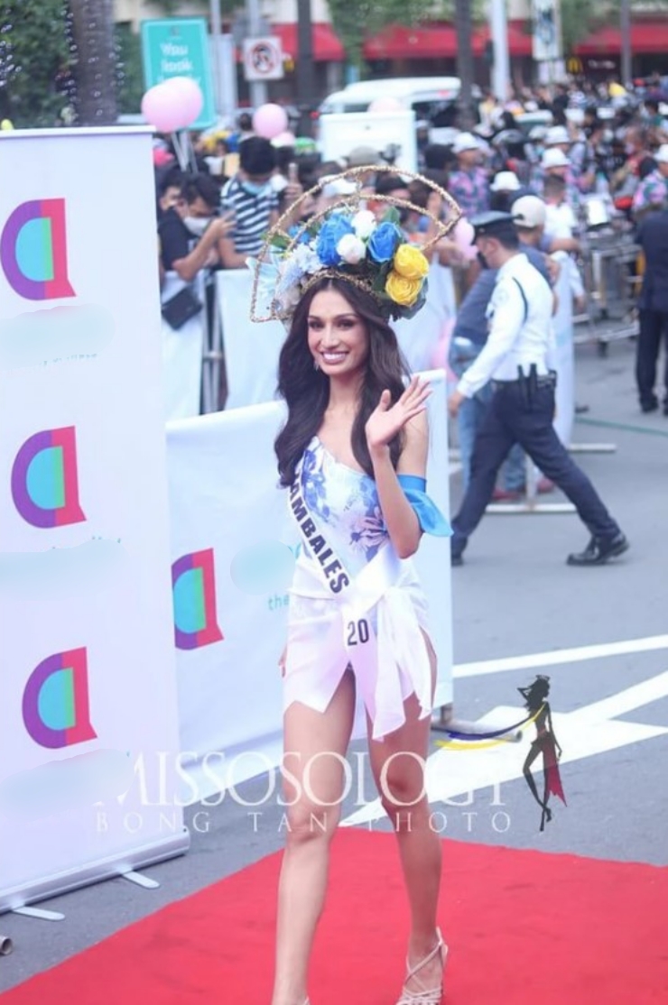 Thí sinh Hoa hậu Thế giới Việt Nam mặc bikini diễu hành trên phố gây tranh cãi trái chiều 17