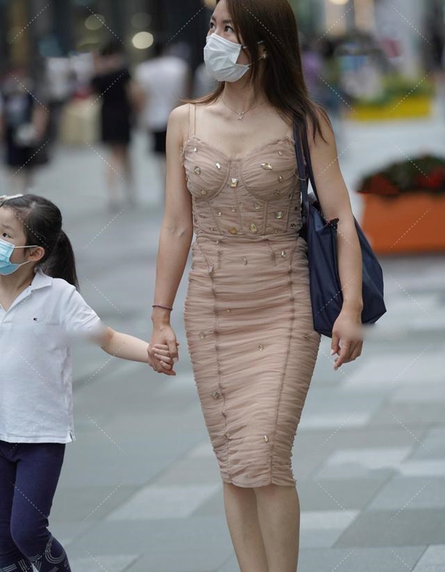 Các bà mẹ Trung Quốc gây tranh cãi mặc skinny jean, legging đi đón con 1