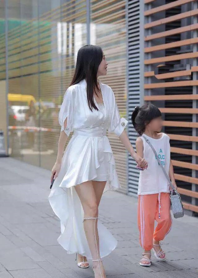 Các bà mẹ Trung Quốc gây tranh cãi mặc skinny jean, legging đi đón con 10