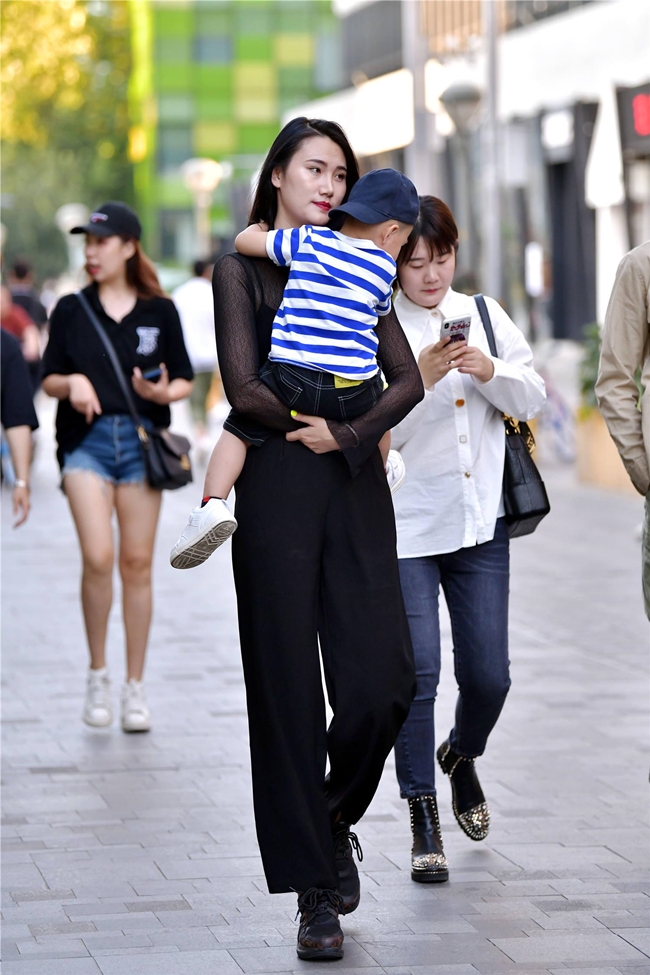 Các bà mẹ Trung Quốc gây tranh cãi mặc skinny jean, legging đi đón con 11