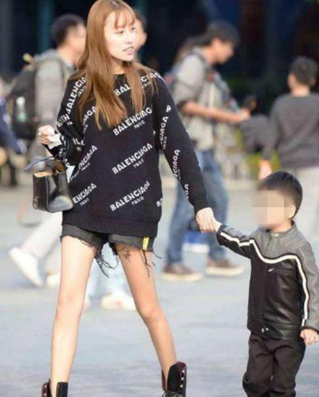 Các bà mẹ Trung Quốc gây tranh cãi mặc skinny jean, legging đi đón con 12
