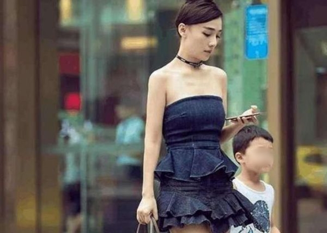 Các bà mẹ Trung Quốc gây tranh cãi mặc skinny jean, legging đi đón con 13