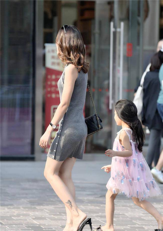 Các bà mẹ Trung Quốc gây tranh cãi mặc skinny jean, legging đi đón con 14