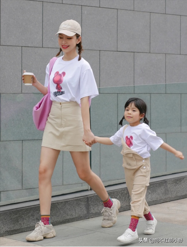 Các bà mẹ Trung Quốc gây tranh cãi mặc skinny jean, legging đi đón con 16