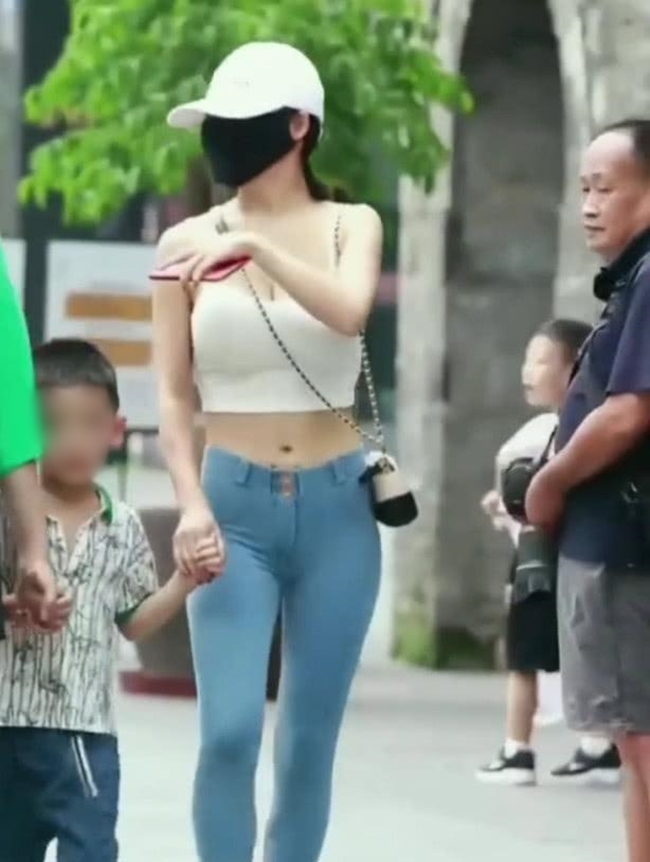 Các bà mẹ Trung Quốc gây tranh cãi mặc skinny jean, legging đi đón con 2