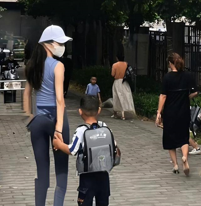Các bà mẹ Trung Quốc gây tranh cãi mặc skinny jean, legging đi đón con 3