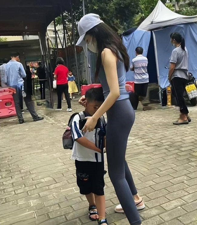 Các bà mẹ Trung Quốc gây tranh cãi mặc skinny jean, legging đi đón con 4
