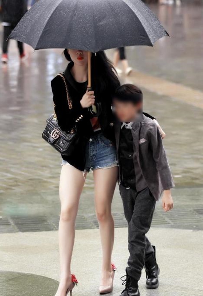 Các bà mẹ Trung Quốc gây tranh cãi mặc skinny jean, legging đi đón con 5
