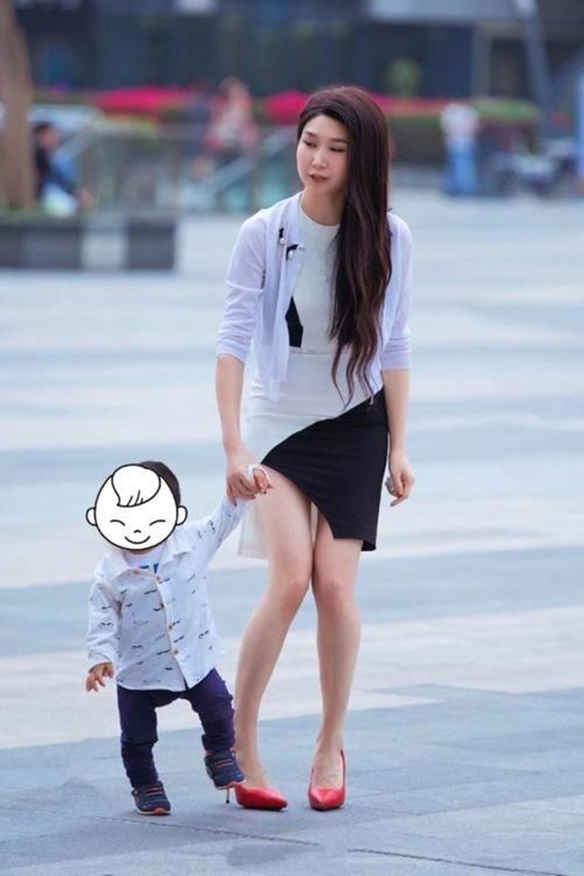 Các bà mẹ Trung Quốc gây tranh cãi mặc skinny jean, legging đi đón con 9