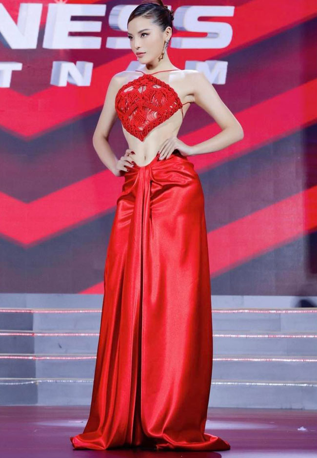 Mai Phương Thuý siêu quyến rũ vẫn mất điểm trước đàn em vì lộ bắp tay to với váy yếm? 2