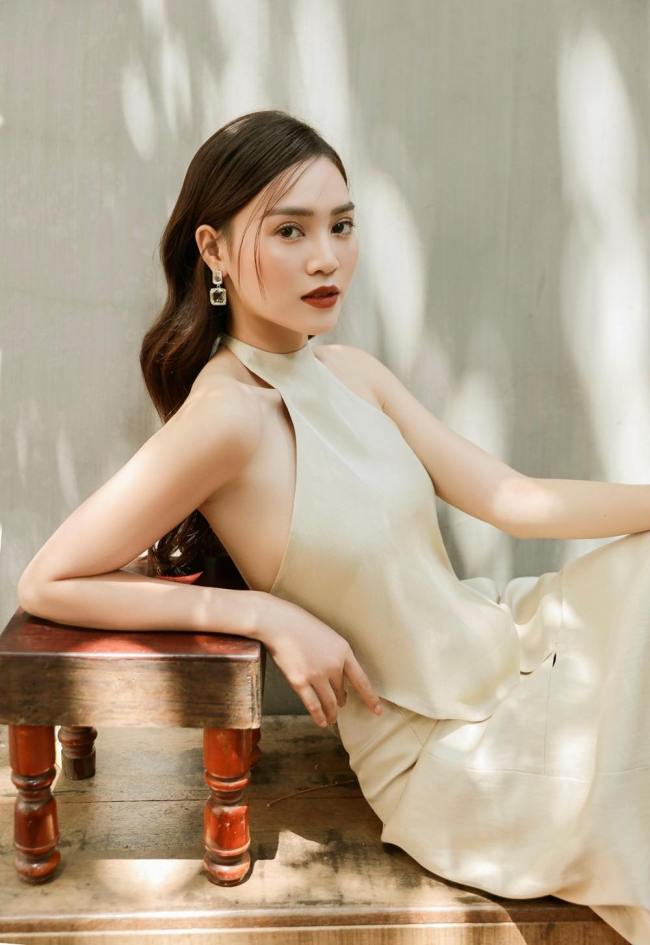 Mai Phương Thuý siêu quyến rũ vẫn mất điểm trước đàn em vì lộ bắp tay to với váy yếm? 18