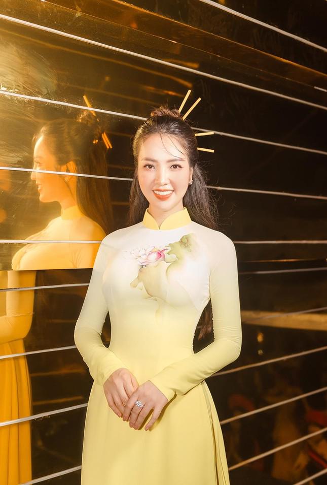 Á hậu Thuỵ Vân &#39;thót tim&#39; vì gặp sự cố trước khi dẫn chung kết Miss World Vietnam 2022 - 5