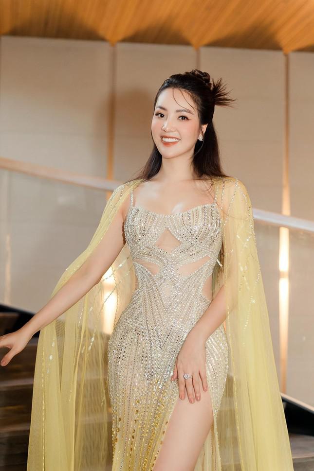 Á hậu Thuỵ Vân &#39;thót tim&#39; vì gặp sự cố trước khi dẫn chung kết Miss World Vietnam 2022 - 2