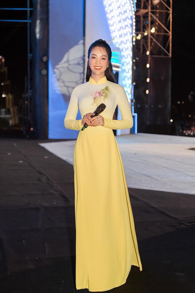 Á hậu Thuỵ Vân &#39;thót tim&#39; vì gặp sự cố trước khi dẫn chung kết Miss World Vietnam 2022 - 4
