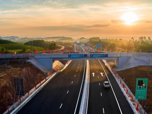 Đón bình minh trên tuyến cao tốc đẹp nhất Việt Nam