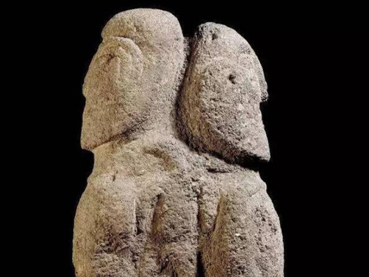 Bức tượng đá 2 mặt kỳ lạ trên đảo Phục Sinh, chuyên gia suy luận nó tượng trưng cho 3 điều