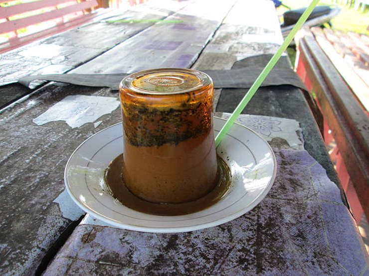 Món cà phê úp ngược kỳ lạ của người Indonesia, phải dùng ống hút thổi vào