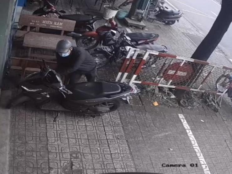 Clip: Hai tên trộm liều lĩnh trộm xe máy ngay sát trụ sở công an phường