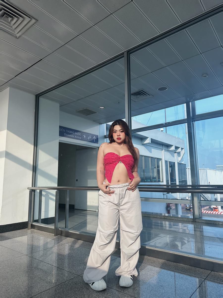 Người đẹp mũm mĩm quê Lâm Đồng mặc táo bạo ở sân bay - 1