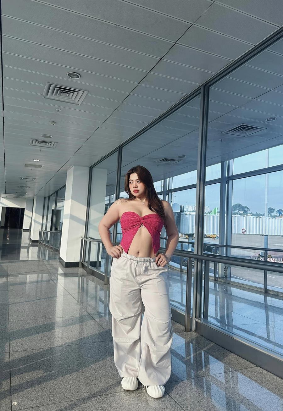 Người đẹp mũm mĩm quê Lâm Đồng mặc táo bạo ở sân bay - 2