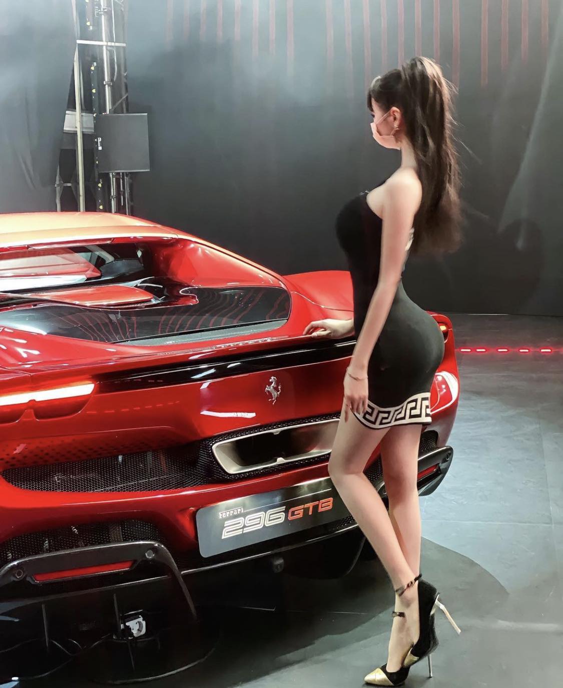 'Hot girl dược sỹ' làm 'lu mờ' siêu xe Ferrari 21 tỷ đồng nhờ sóng hình thể nóng bỏng - 2