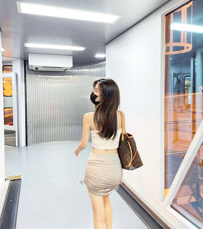 Người đẹp mũm mĩm quê Lâm Đồng mặc táo bạo ở sân bay - 5
