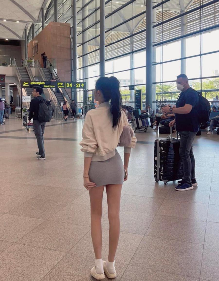 Người đẹp mũm mĩm quê Lâm Đồng mặc táo bạo ở sân bay - 4