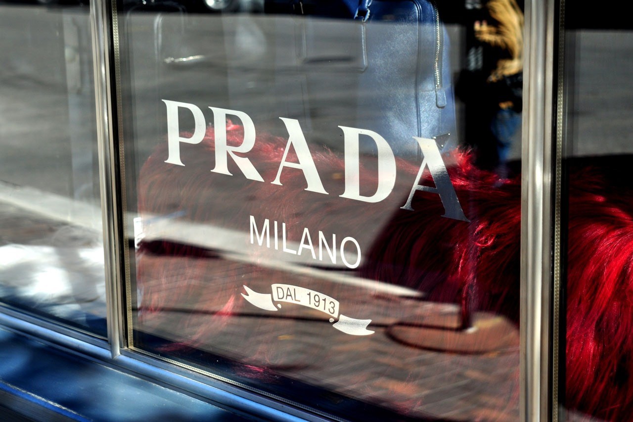 Chiến lược lưu giữ vẻ đẹp thời trang Ý trường tồn của Prada - 1