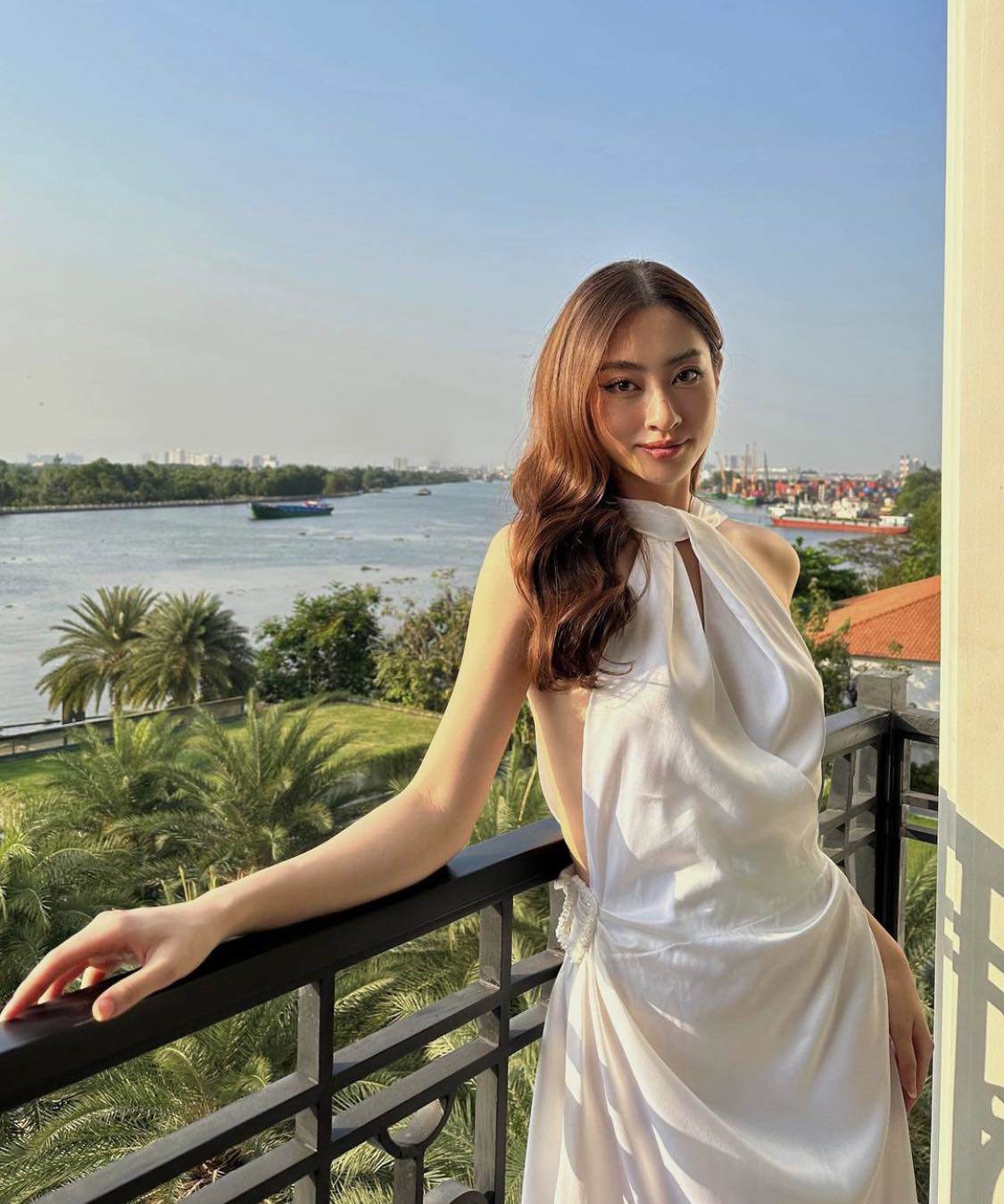 Hoa hậu Cao Bằng mặc hở mạn sườn, quyến rũ dưới nắng mùa hè - 2