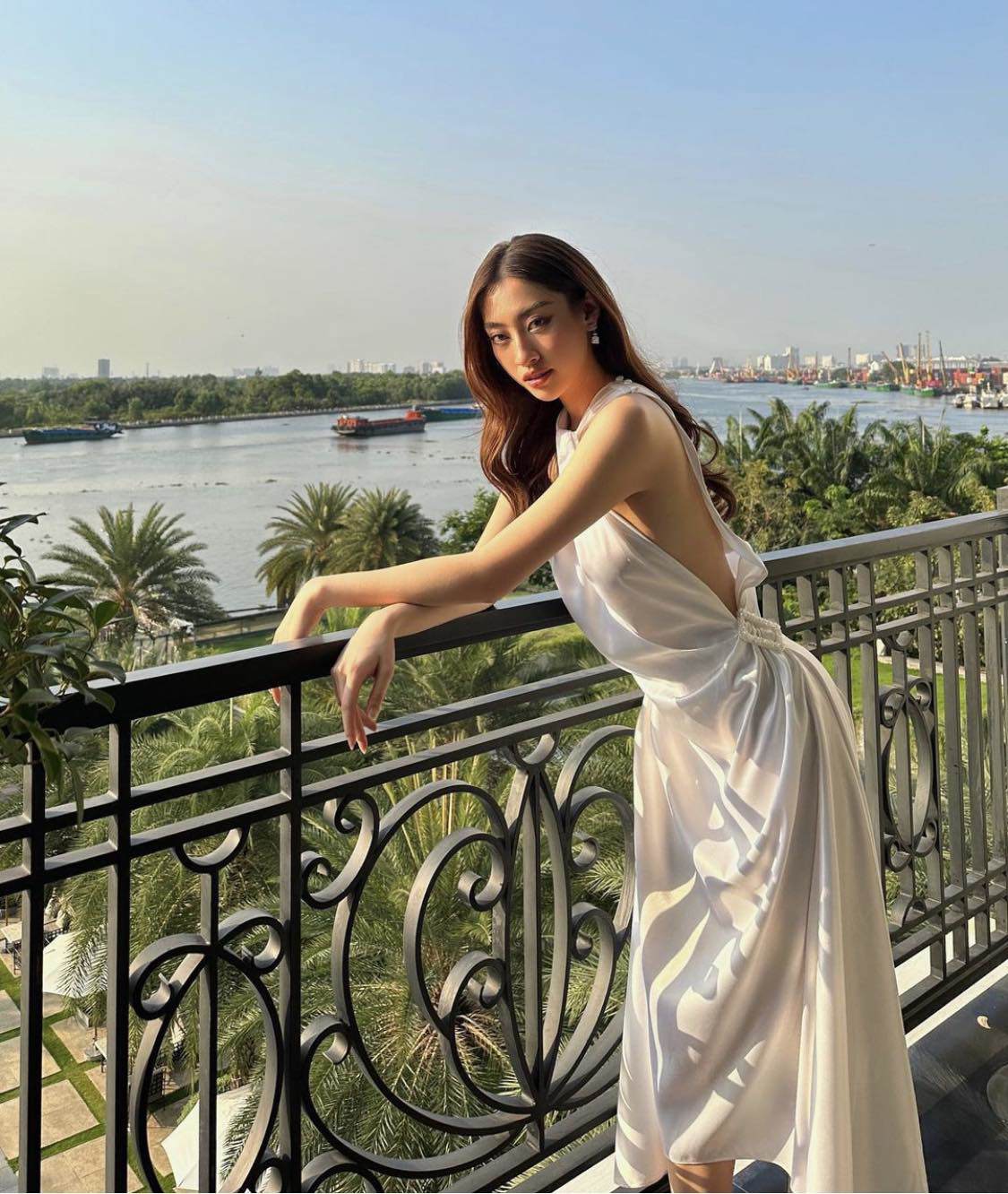 Hoa hậu Cao Bằng mặc hở mạn sườn, quyến rũ dưới nắng mùa hè - 3