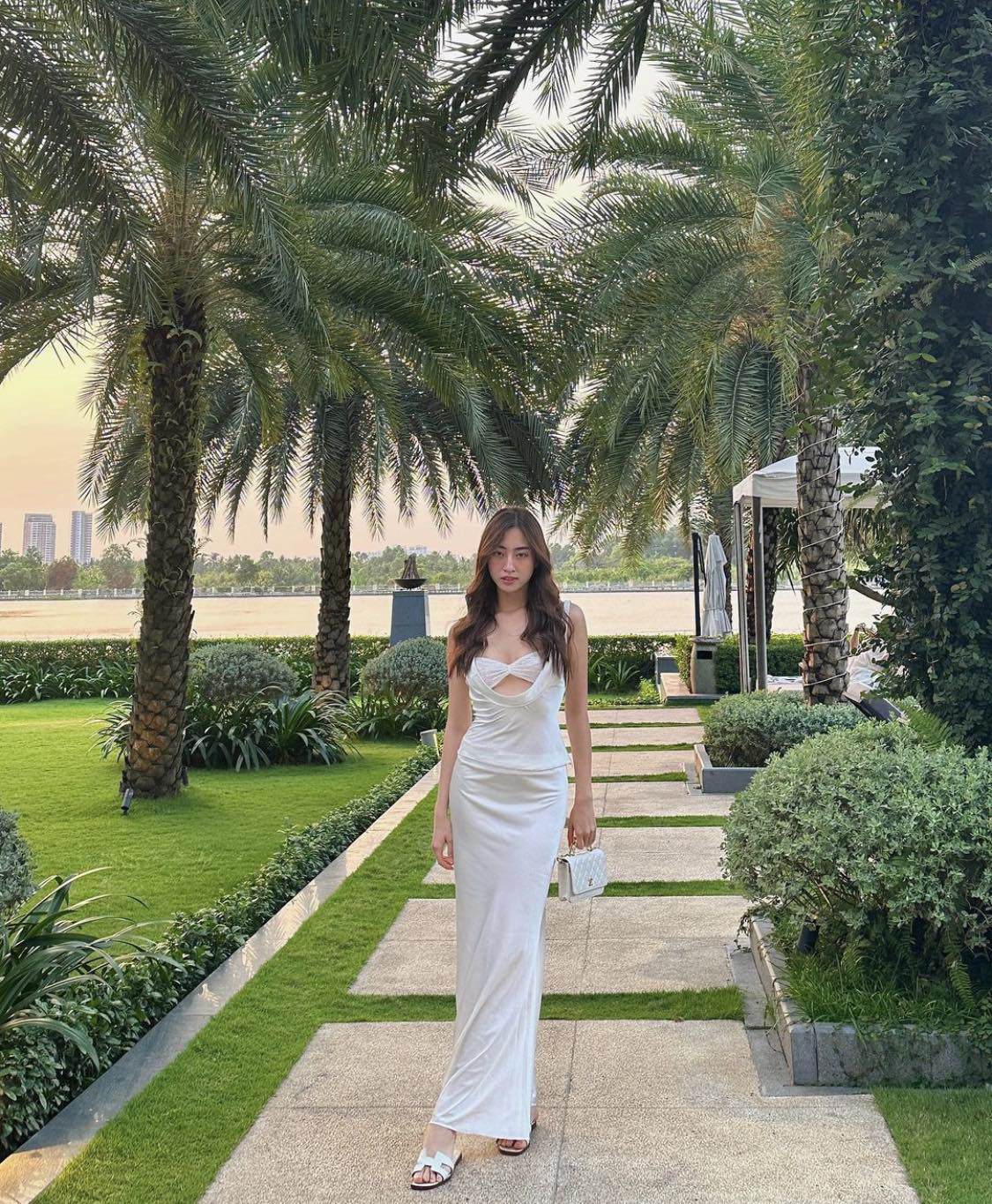 Hoa hậu Cao Bằng mặc hở mạn sườn, quyến rũ dưới nắng mùa hè - 9