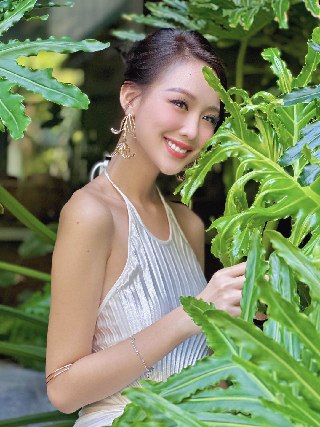 Hoa hậu Bảo Ngọc mặc yếm mỏng manh, dùng tay giữ để không rơi vào tình huống khó xử - 8