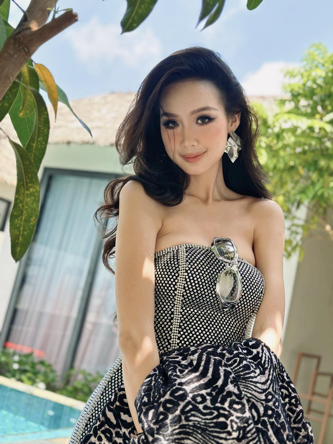 Hoa hậu Bảo Ngọc mặc yếm mỏng manh, dùng tay giữ để không rơi vào tình huống khó xử - 1