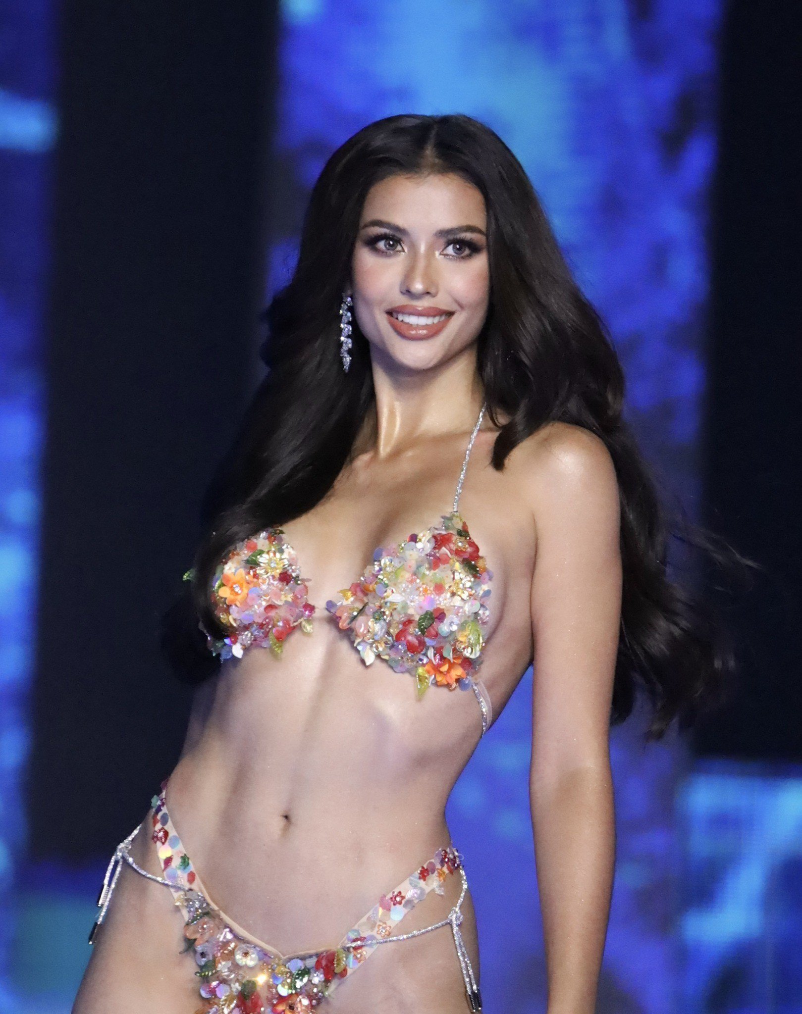 Bikini táo bạo trong đêm chung kết Hoa hậu Hoàn vũ Thái Lan 2023 - 1