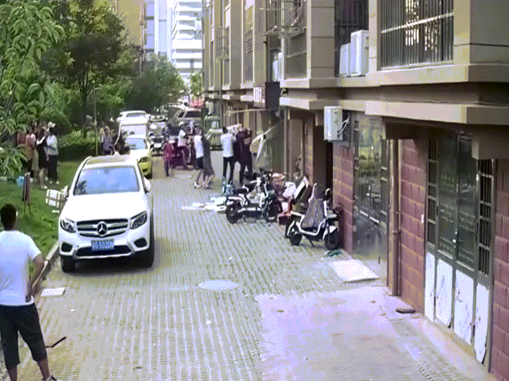 Video: Hồi hộp cảnh người dân cứu bé gái rơi từ tầng 4 chung cư