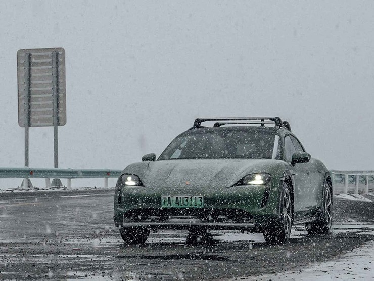 Porsche Taycan Cross lập kỷ lục về xe điện đầu tiên đi lên cao độ hơn 5.300 mét
