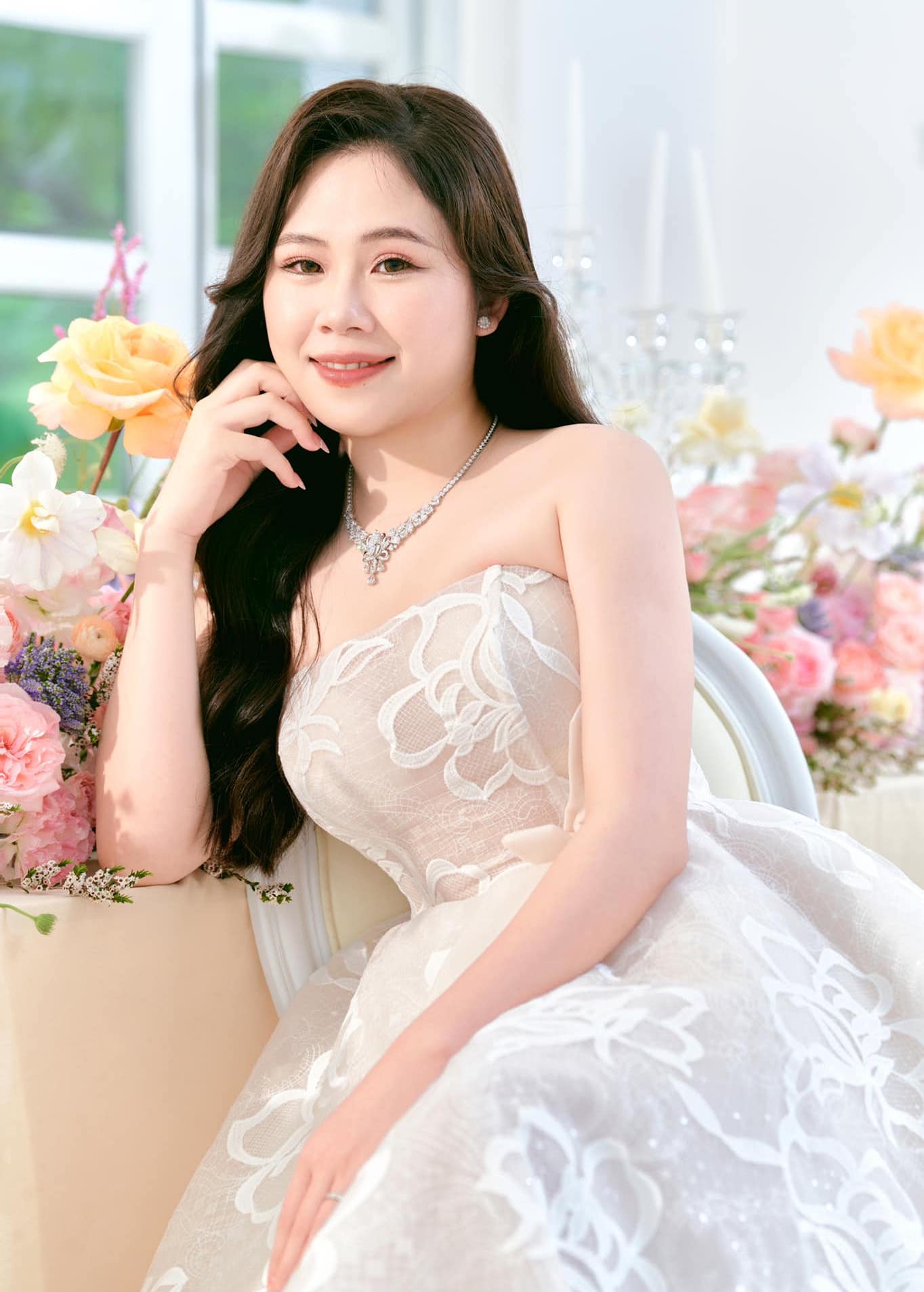 Bà xã hơn tuổi của Đình Trọng không mê hàng hiệu, đẹp nhất khi mặc váy cưới - 2